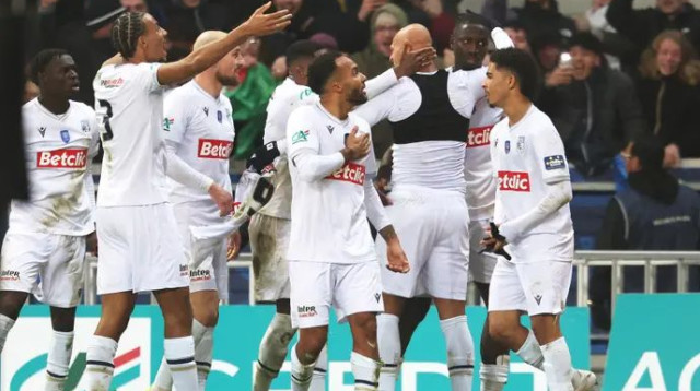 מהפך גביע קלאסי. שחקני דנקרק חוגגים (צילום: GettyImages, FRANCOIS LO PRESTI/AFP)