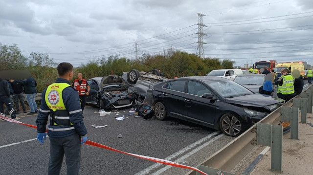 תאונת דרכים קשה בכביש 4 (צילום: דוברות מד"א)