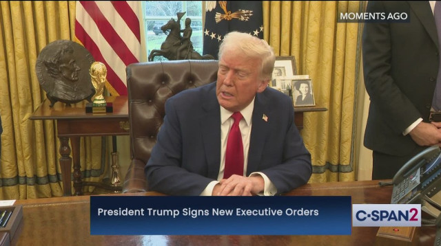 דונלד טראמפ וגביע העולם ברקע. ההכנות לטורניר היוקרתי כבר בשיאן (צילום: מסך)