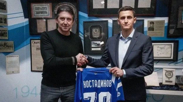 גיורגי קוסטדינוב מוצג כשחקן לבסקי סופיה, לצד דניאל בורימירוב, מראשי המועדון (צילום: צילום מסך, .)