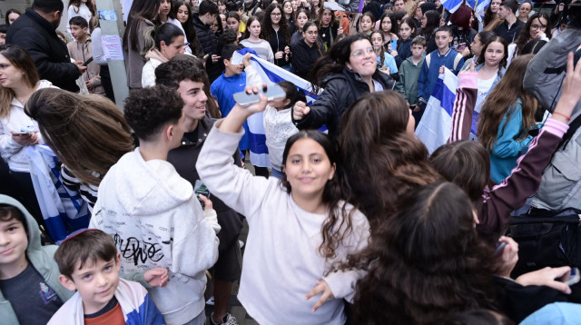 המונים ממתינים לדניאלה גלבוע בפתח תקווה (צילום: אבשלום ששוני)