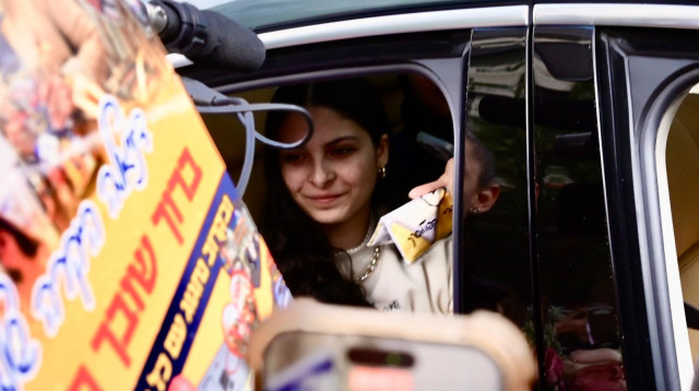 דניאלה גלבוע מגיעה לפתח תקווה (צילום: אבשלום ששוני)