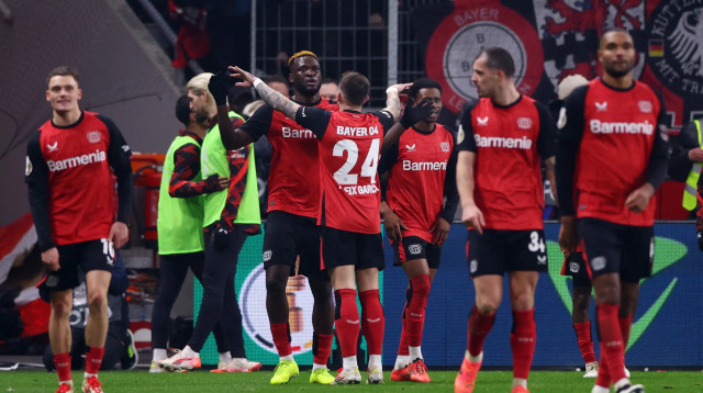 שחקני באייר לברקוזן חוגגים עם ויקטור בוניפייס (צילום: רויטרס)