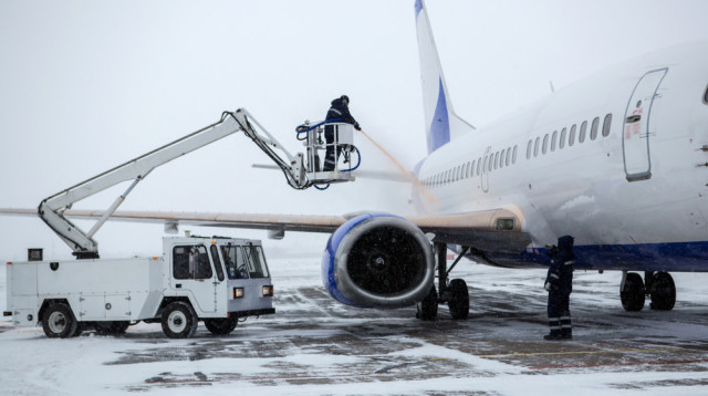 רכב הפשרת קרח. בלי טיפת שלג (צילום: שאטרסטוק)