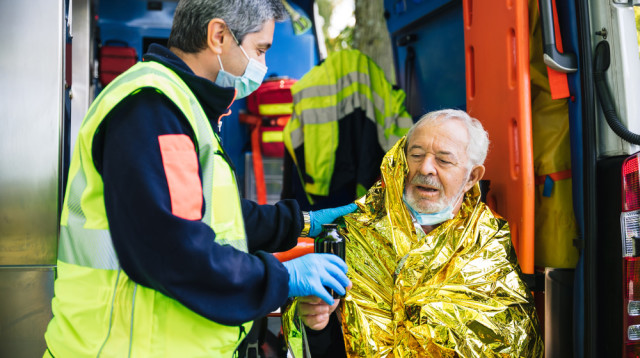 קשיש מטופל בשל היפותרמיה (צילום: שאטרסטוק)