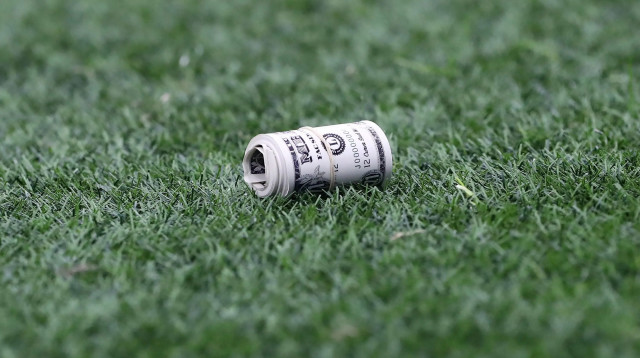 שטרות כסף על מגרש כדורגל (צילום: GettyImages)