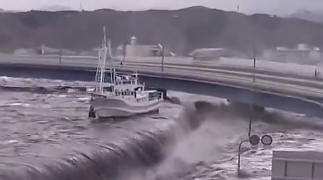 צונאמי  (צילום: צילום מסך)