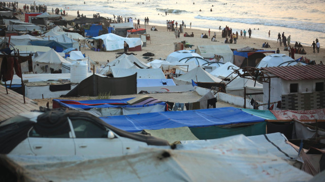 פליטים עזתים בחוף הים (צילום: עלי חסן, פלאש 90)