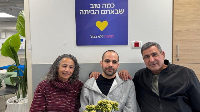 ירדן ביבס והוריו בבית החולים (צילום: מטה משפחות החטופים)