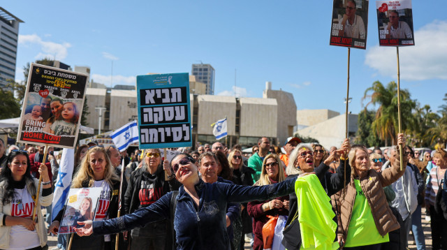 שמחה בכיכר החטופים (צילום: רויטרס)