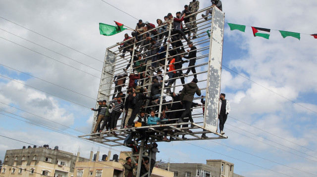 עזתים בטקס שחרור החטופים (צילום: רויטרס)