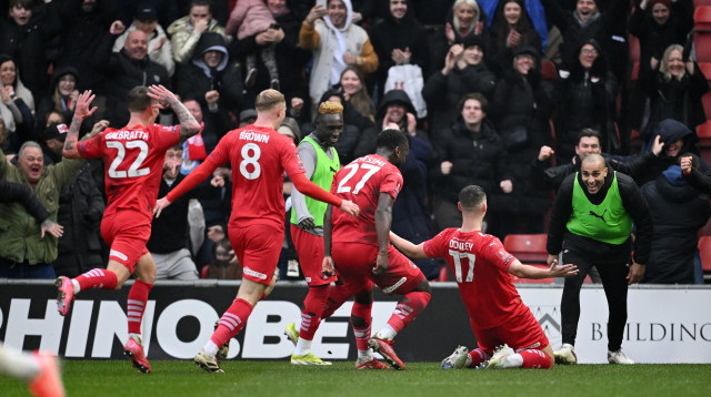 שחקני לייטון אוריינט חוגגים שער נגד מנצ'סטר סיטי (צילום: GettyImages, Justin Setterfield)