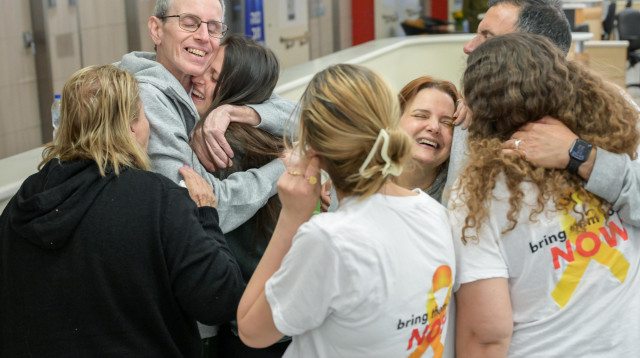 אוהד בן-עמי במפגש המרגש עם משפחתו (צילום: מעיין טואף/לע״מ)