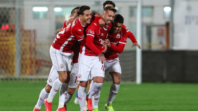 שחקני הפועל באר שבע חוגגים עם יורי מדיירוש (צילום: לירון מולדובן)