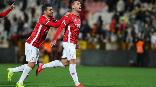 שחקני הפועל באר שבע, יורי מדיירוש, זאהי אחמד (צילום: לירון מולדובן)