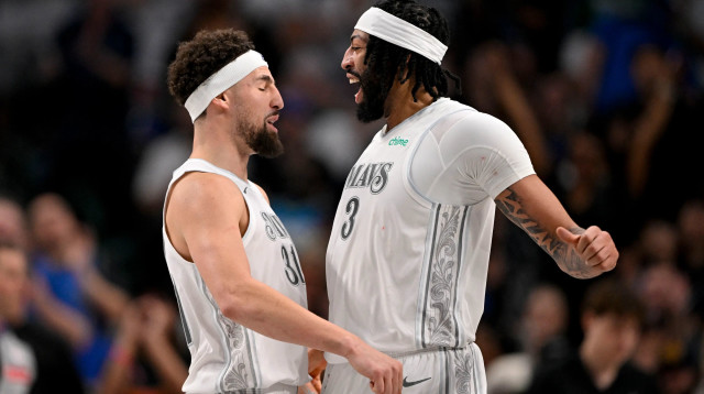 אנתוני דייויס לצד קליי תומפסון, דאלאס מאבריקס (צילום: רויטרס)