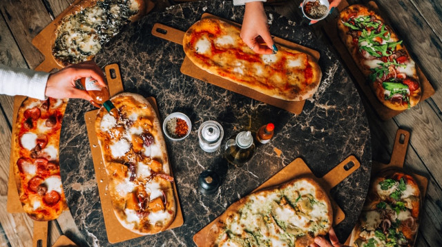 פיצה לפי מטר בסילו  (צילום: ולדיסלב סבישץ׳)