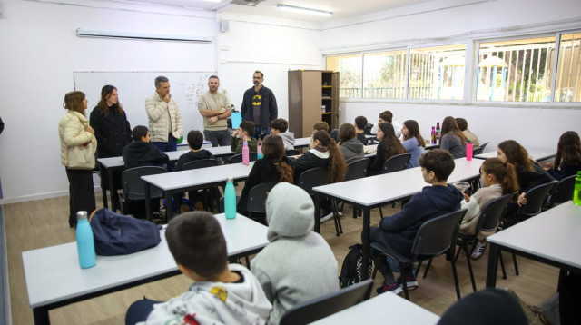תלמידי בית ספר אפעל חוזרים לשגרה (צילום: אורי חבושי)