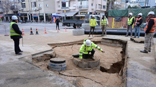 בולען בתל אביב (צילום: אבשלום ששוני)
