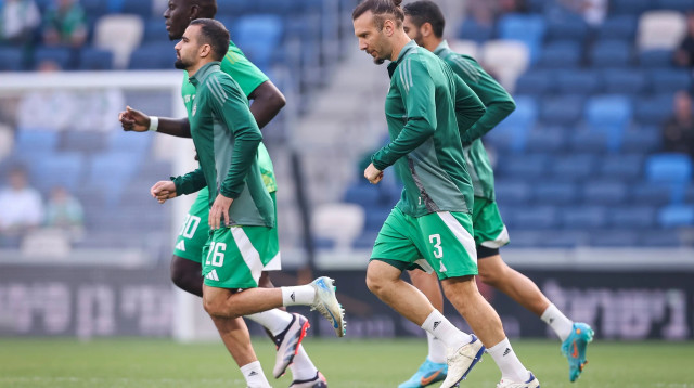 שון גולדברג, מחמוד ג'אבר שחקני מכבי חיפה בחימום (צילום: מאור אלקסלסי)