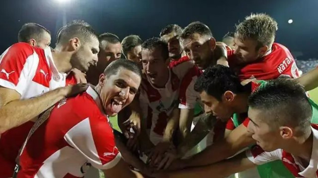 גם חיוכים היו פה ושם. ורד עם חבריו לקבוצה בכוכב האדום (צילום: צילום מסך, הטוויטר הרשמי של הכוכב האדום בלגרד)