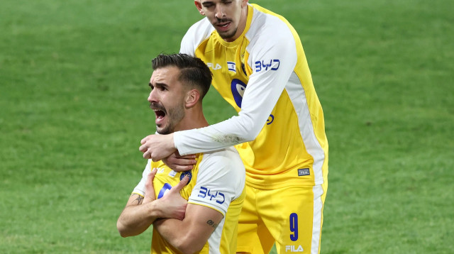 דור תורג'מן חוגג עם נמניה סטואיץ' שחקני מכבי תל אביב (צילום: דני מרון)