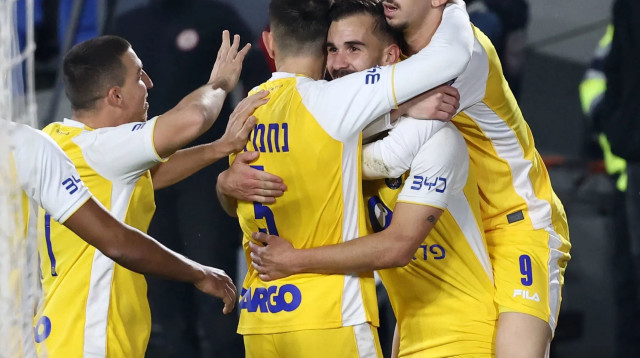 שחקני מכבי תל אביב חוגגים עם נמניה סטואיץ' (צילום: דני מרון)