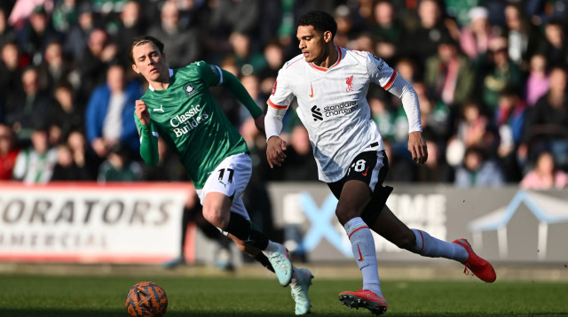 ג'ארל קוואנסה שחקן ליברפול לצד קאלום רייט שחקן פלימות' (צילום: GettyImages)