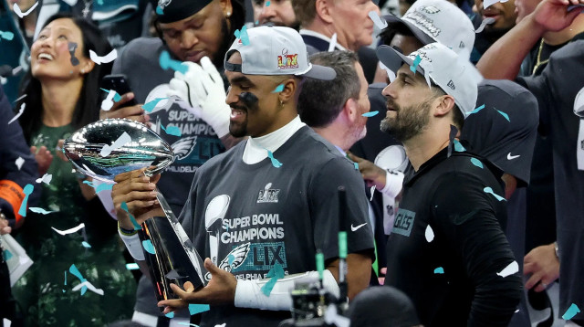 ג'יילן הרץ, ניק סיריאני חוגגים זכייה של פילדלפיה איגלס בסופרבול (צילום: GettyImages, Chris Graythen)