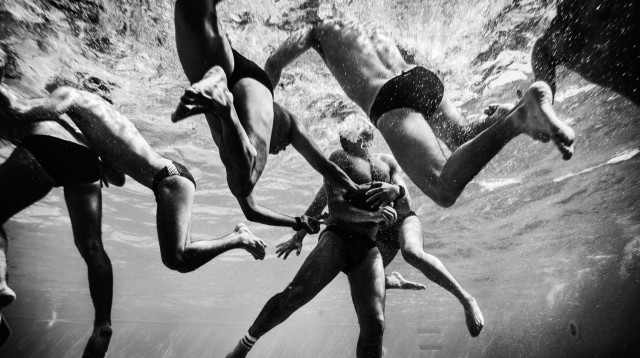 לוחמי שייטת באימון, 2009, צילום, 120x80 ס״מ (צילום: זיו קורן)