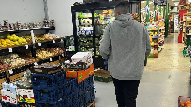 אושר ביטון לא שוכח מאיפה הוא בא (צילום: יחצ)