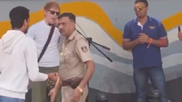 אד שירן מנותק מהכבלים בהודו (צילום: רשתות חברתיות, שימוש לפי סעיף 27 א')