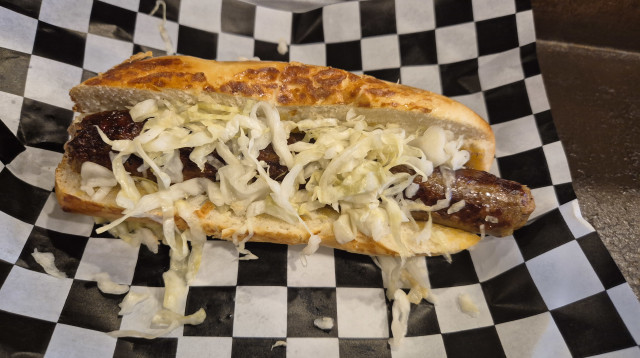 נקניקיה בפורט 19 (צילום: יניב משיח)