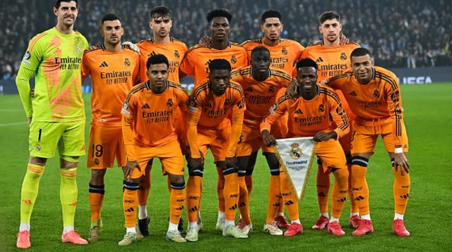 הצגת שחקני ריאל מדריד לפני המשחק מול מנצ'סטר סיטי (צילום: PAUL ELLIS)