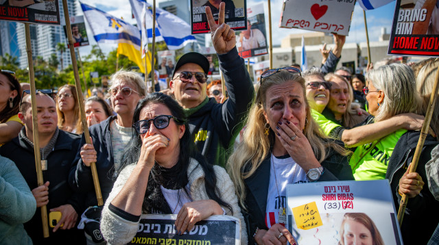 אזרחים צופים בשחרור החטופים (צילום: יונתן זינדל, פלאש 90)