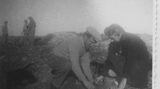 תושבי כפר עציון נוטעים עצים שבוע לאחר נפילת מחלקת הל"ה (צילום: ארכיון כפר עציון)