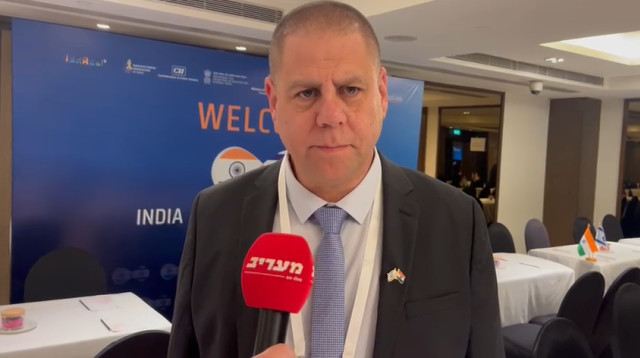 המפתח ארנון ברק מספר על תריס גלילה ממוגן ירי (צילום: פלד ארבלי)