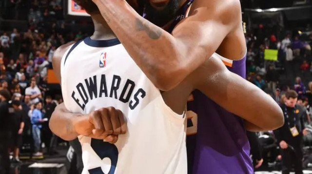 שורה כמעט זהה, ומנצח אחד. דוראנט מברך את אדוארדס (צילום: GettyImages, Barry Gossage/NBAE)