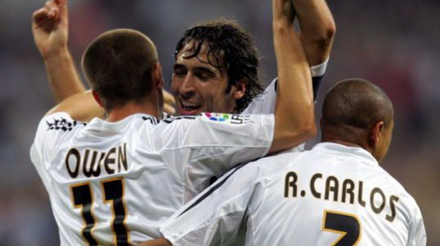 ראול, מייקל אואן ורוברטו קרלוס חוגגים במדי ריאל מדריד (צילום: JAVIER SORIANO)