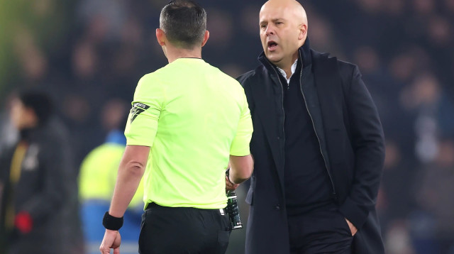ארנה סלוט מאמן ליברפול לוחץ יד לשופט הכדורגל מייקל אוליבר (צילום: GettyImages)
