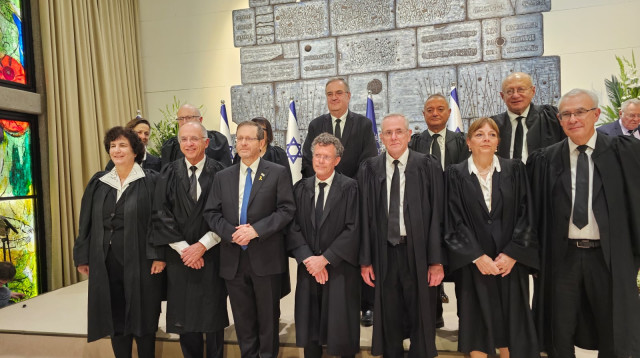 שופטי בית המשפט העליון בטקס השבעתו של יצחק עמית לנשיא (צילום: אברהם בלוך)