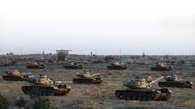 משוריינים מצריים סמוך לגבול עם ישראל (צילום: רויטרס)