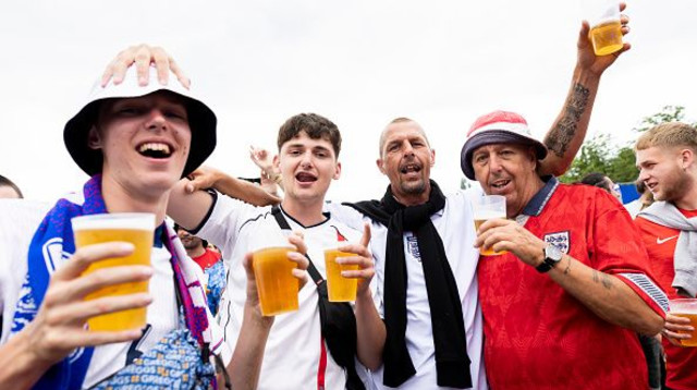 אוהדי נבחרת אנגליה (צילום: Vera Loitzsch - UEFA)