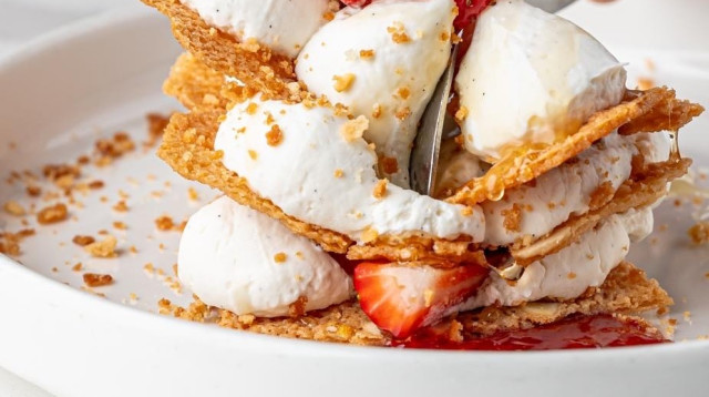 בסבוסה בניחוח ורדים וקינוח מסקרפונה ותותים (צילום: מסעדת צפרירים חיפה)