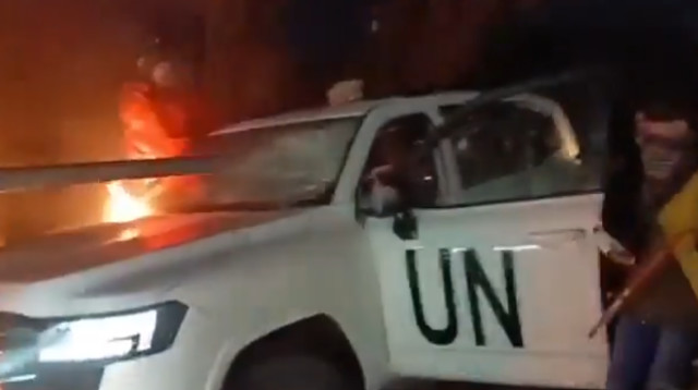 פעילי חיזבאללה מציתים רכב של יוניפי"ל (צילום: רשתות ערביות)