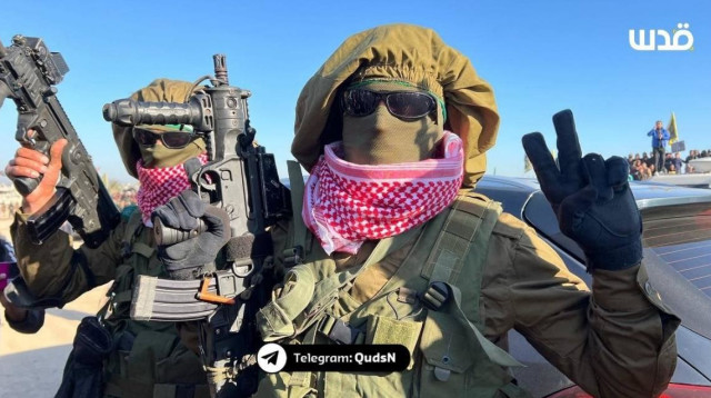 מחבלי חמאס עם נשקים ישראלים (צילום: רשתות ערביות)