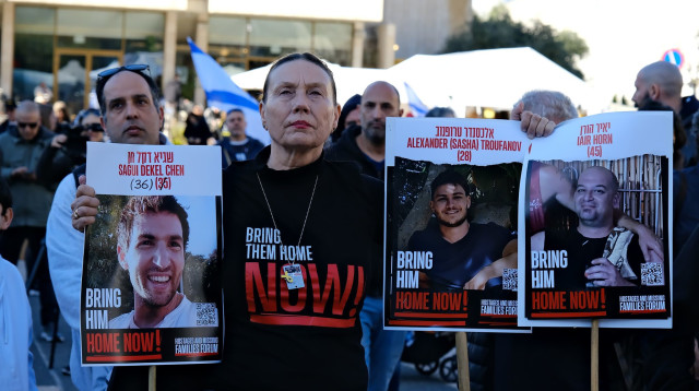 תמונותיהם של שלושת החטופים בכיכר  (צילום: אדר איל)