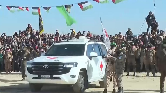 רכבי הצלב האדום בנקודת החבירה בחאן יונס (צילום: רשתות ערביות)