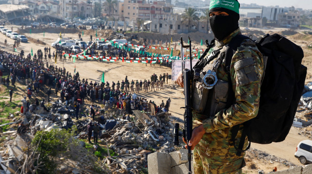 מחבל חמאס בשחרור החטופים (צילום: רויטרס)