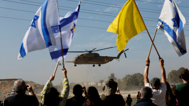 מסוק מחזיר את השבים. לא כולם יסבלו מפוסט טראומה (צילום: רויטרס)